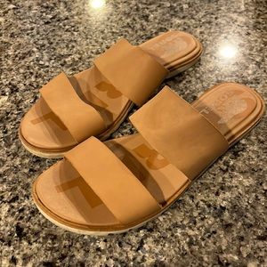 Sorel tan/beige slide on sandals